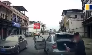 Bị nhấn còi nhắc nhở, lái xe tức giận đập nhiều nhát vào ô tô phía sau 