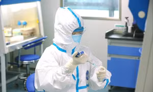 Trung Quốc chế tạo bộ xét nghiệm COVID-19 mới có kết quả sau 4 phút, chính xác như PCR