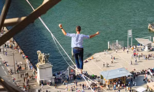 Thót tim cảnh đi trên dây từ tháp Eiffel qua sông Seine ở độ cao 70m