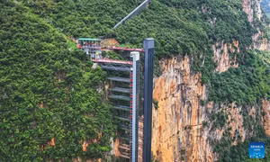 Thang máy 288 m giữa vách núi, rút đường đến trường từ 6 giờ xuống 30 phút