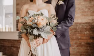 Kết hôn 4 lần, ly hôn 3 lần trong 37 ngày để... nghỉ nguyên lương