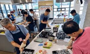 Xu hướng lạ ở Hàn Quốc: Đàn ông tuổi nghỉ hưu rủ nhau vào bếp