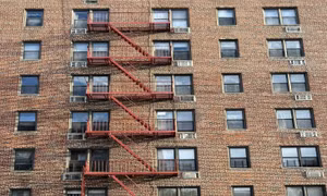 Cầu thang thoát hiểm ngoài trời – Quy định ‘sống còn’ với nhà chung cư ở New York