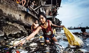 'Cô bé nhặt rác thải nhựa' đoạt giải bức ảnh năm 2019 của UNICEF
