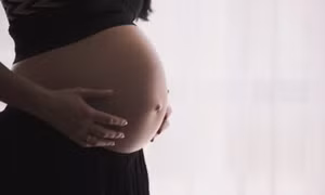 Giả vờ mang thai nhiều lần để được nghỉ làm hưởng lương