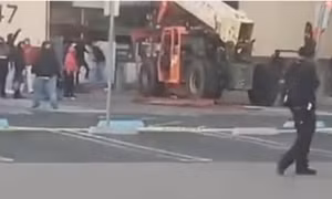 Video kẻ cướp dùng xe nâng tàn phá siêu thị giữa ban ngày