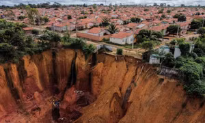 Kinh hoàng hố sụt khổng lồ đe doạ 'nuốt chửng' thành phố ở Brazil