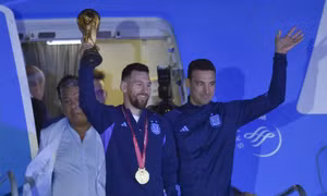 Nâng cúp vàng trở về, Messi và đồng đội được 'rừng' người hâm mộ chào đón như anh hùng