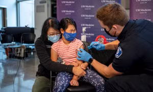 Mỹ lại đối mặt khó khăn khi tiêm vaccine COVID-19 cho trẻ em
