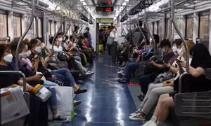 Seoul thử nghiệm tàu điện ngầm không chỗ ngồi để giảm quá tải giờ cao điểm