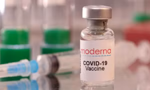 Morderna sẽ ra mắt vaccine '3 trong 1' phòng COVID-19, cúm và RSV vào năm 2023