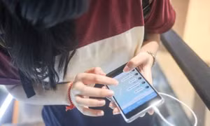 Sao nữ bị kẻ biến thái lần ra nơi ở bằng hình ảnh phản chiếu trong mắt