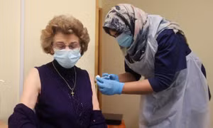 Anh cho tiêm kết hợp 2 loại vaccine COVID-19 trong trường hợp ngoại lệ