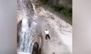 Video người đàn ông Trung Quốc sống sót thần kỳ sau khi rơi xuống thác nước 