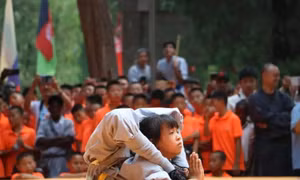 Kinh ngạc bé gái 9 tuổi có kỹ năng kungfu điêu luyện như võ sư