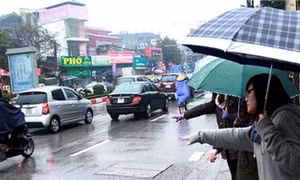 Mưa rét kỷ lục: Giá Grab tăng vọt, khan hiếm taxi truyền thống