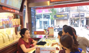 Giá vàng tăng ‘phi mã’, bán nhiều hơn mua để chốt lời