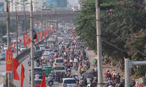 Người dân ùn ùn trở lại Hà Nội sau kỳ nghỉ lễ 30/4 -1/5