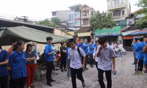Sáng 2/6, thí sinh Hà Nội thi vào lớp 10 THPT làm bài thi môn Ngữ văn