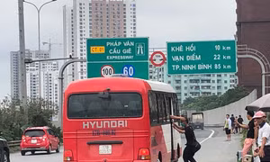 'Nhức mắt' cảnh xe 'bắt' khách dọc đường trên cao tốc Pháp Vân - Cầu Giẽ 