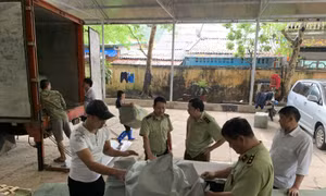 Tạm giữ lô hàng pin điện thoại, camera hành trình không giấy tờ