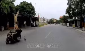 Đâm xe máy tốc độ cao gây trọng thương cảnh sát giao thông 