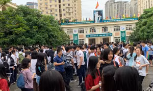 Trên 85.000 thí sinh Hà Nội tới trường làm thủ tục dự thi vào lớp 10 THPT