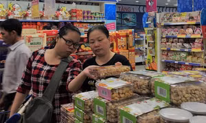 Giá cả hàng hóa ngày Tết tại các siêu thị giữ ổn định 