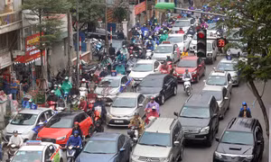 Cận Tết, đường phố Thủ đô người xe như mắc cửi, chen nhau chật vật vì tắc đường