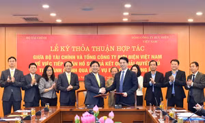 Ký thỏa thuận nhận hồ sơ, giải quyết thủ tục hành chính qua bưu điện