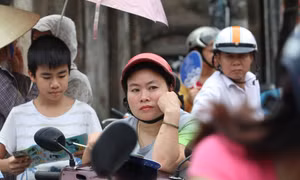 Phụ huynh Hà Nội khắc khoải dưới nắng nóng chờ con thi vào lớp 10 