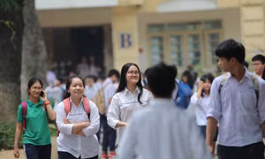 Thí sinh hoàn thành bài thi Ngoại ngữ và Lịch sử trong sáng 3/6