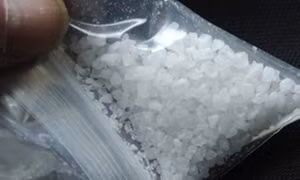 Quảng Trị: Bắt giữ hai đối tượng vận chuyển 10kg ma túy đá