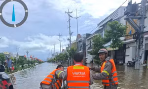 Gồng mình giữ mạch thông tin trong lũ dữ
