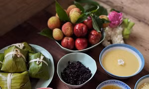 Rượu nếp, hoa tươi đắt hàng, sức mua set ‘Đoan Ngọ’ giảm