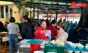 Hàng quán nhộn nhịp trong ngày đi làm đầu năm