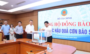 Ngay Lễ phát động ủng hộ đồng bào, Bộ Tài chính quyên góp được 1,5 tỷ đồng