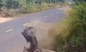 Từ vụ cựu Thiếu tá CSGT bị khởi tố, ‘người dân không cứu người bị tai nạn có bị xử lý’? 