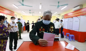 Hình ảnh những cử tri đầu tiên ở các điểm bầu cử tại Hà Nội bỏ phiếu bầu cử