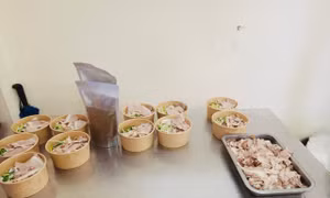Dịch vụ ‘Bán mang về’: Khách giảm nhưng các cửa hàng ăn uống vẫn phải thích ứng 