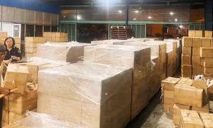 Container thuốc lá lậu ngụy trang là hàng keo dán, ước tính trên 10 tỷ đồng