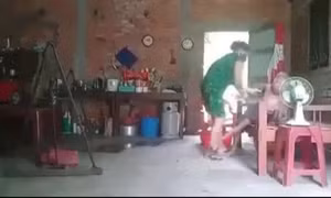  Bạo hành, đổ chất bẩn lên mẹ ruột, người phụ nữ có thể bị án tù 5 năm