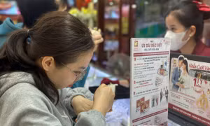 Giá bán SJC cao nhất trong 2 tháng qua, giá USD 'chợ đen' tăng mạnh