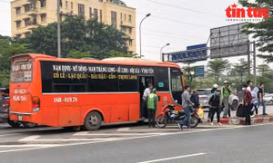 Trước khi về bến Mỹ Đình, nhà xe Hoàng Toàn dừng đỗ ngay chân cầu vượt để trả khách. Ảnh: Trung Nguyên/Báo Tin tức.