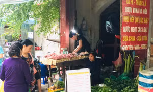 Chủ quan với dịch COVID-19, chợ Hà Nội ' vắng bóng' khẩu trang