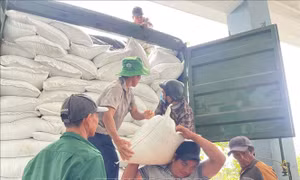 Hơn 15.000 kiện hàng cứu trợ vận chuyển tới Nam Trung Bộ bằng tàu hỏa