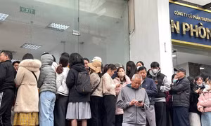 Giá vàng tăng ‘chóng mặt’, người dân vẫn đổ xô mua dù đắt hơn vàng thế giới