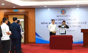 Ước tính 3,5 tỷ đồng đã được Bộ Tài chính quyên góp ngay tại Lễ phát động ủng hộ đồng bào vùng lũ