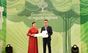 VietinBank trao ủng hộ 5 tỷ đồng cho Quỹ 'Vì người nghèo'