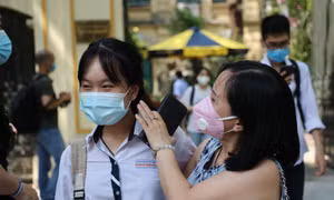 Niềm vui của thí sinh và người thân sau môn thi đầu tiên kỳ thi tốt nghiệp THPT 